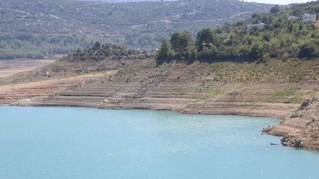 Adana’da Çölleşen Kozan Barajı’na Voleybol Direği Dikildi 3